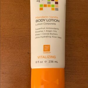🎈🍊MANDARIN VANILLA VITALIZING BODY LOTION